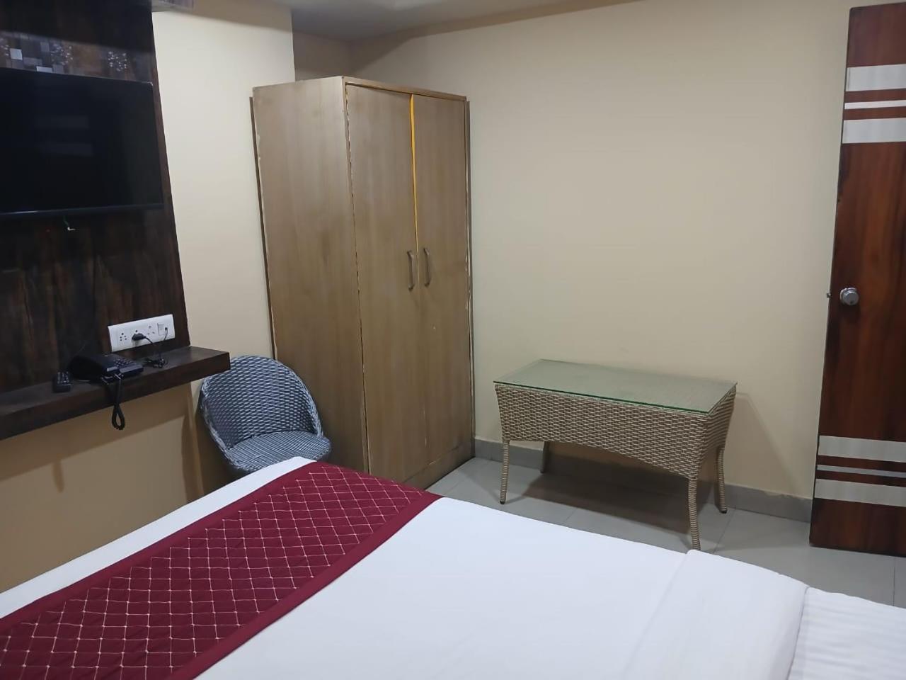 Blossoms Room Hotel Alekhya Residency- Luxury Lollection Хайдарабад Экстерьер фото