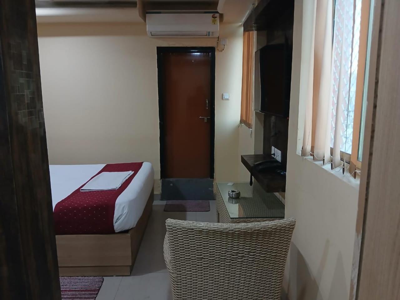 Blossoms Room Hotel Alekhya Residency- Luxury Lollection Хайдарабад Экстерьер фото
