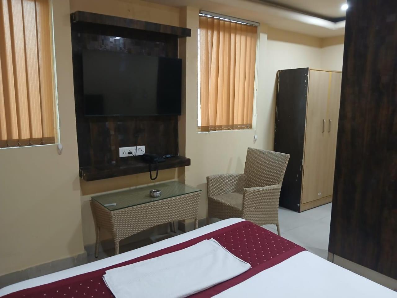 Blossoms Room Hotel Alekhya Residency- Luxury Lollection Хайдарабад Экстерьер фото