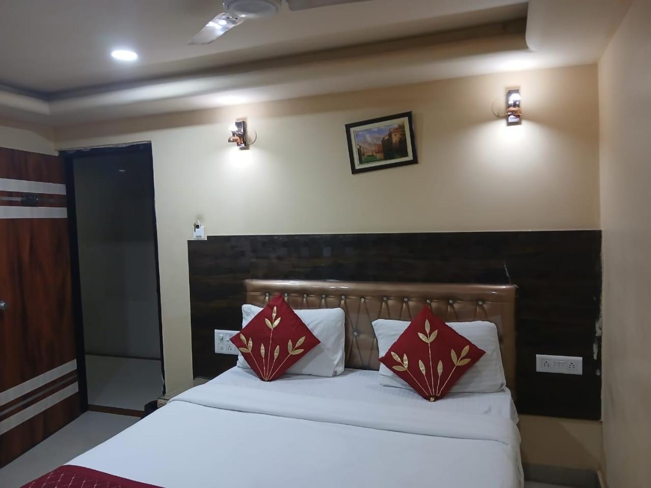 Blossoms Room Hotel Alekhya Residency- Luxury Lollection Хайдарабад Экстерьер фото